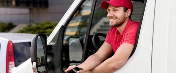 Entregador transportando refeições em caixas térmicas hot box